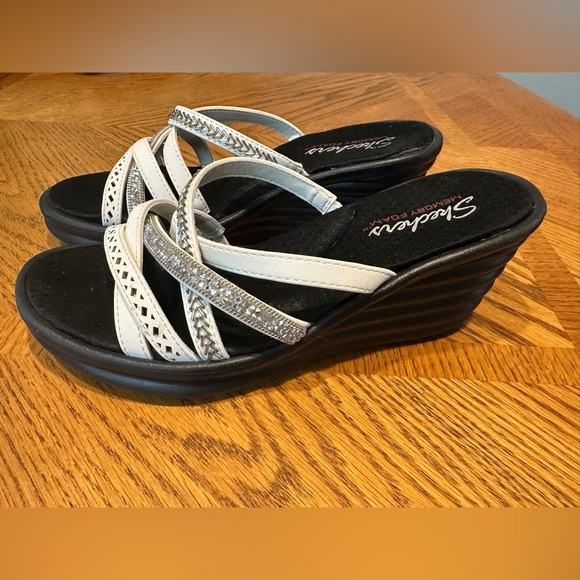 *NWOT” Skechers Women's Wedge Sandals  White/Black - Picture 6 of 6